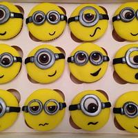 Minion birthday cake & matching cupcakes