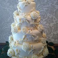 Whit Chocolate Cherub and Rose Wedding Cake