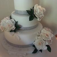 sweet roses for a sweet wedding cake