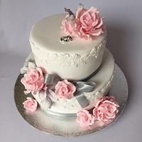 Soft wedding cake with roses