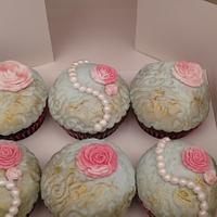 Vintage inspired Bridal Shower cupcakes 