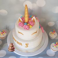 Unicorn cake and cupcakes