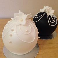 Black and white vintage cakes 