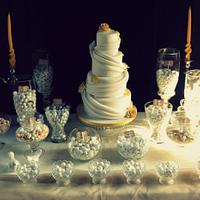 Yellow roses wedding cake & wedding table