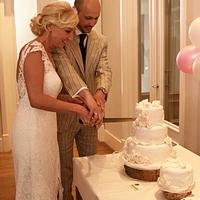 Lovely lace and roses weddingcake