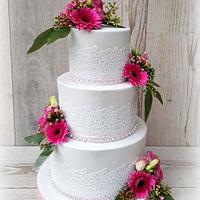 Real flowers weddingcake