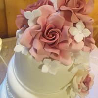Weddingcake with roses