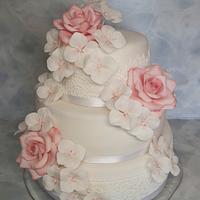Romantic Wedding Cake with cupcakes