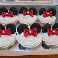 Minnie Mouse cake with matching cupcakes