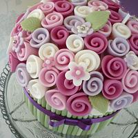 Single tier bouquet cake