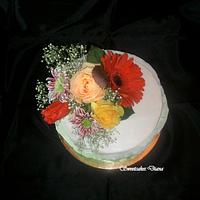 Ruffles cake with natural flowers