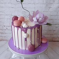 Drip cake with magnolia