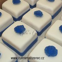 White and blue wedding cake and mini cakes