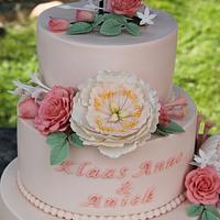 Blush Weddingcake - roses and peonies (open and closed)