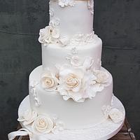 all off-white weddingcake with roses