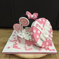 Minnie mouse surprise cake