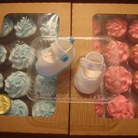 Babyshower cupcakes with fondant baby booties
