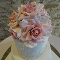 Romantic roses wedding cake.