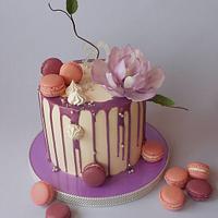 Drip cake with magnolia