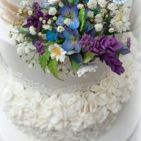 Weddingcake wild flowers and ruffles