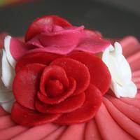 folds cake with roses