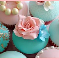 Vintage cupcakes and matching box