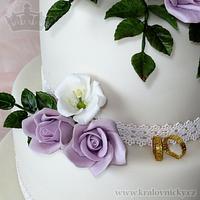 Wedding cake with lisianthus and roses