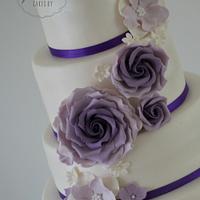 White pearl and purple weddingcake