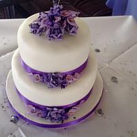 rose and lily wedding cake 