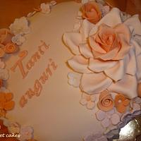 Elegant little cake with delicate colors