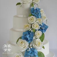 Hydrangeas and Roses Wedding cake