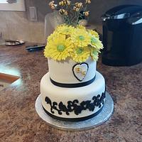 Bees and daisies wedding cake