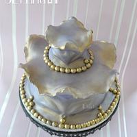 lilac and golden cake