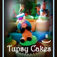 3 little pigglets cake and cupcakes