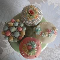 Vintage cupcakes - Decorated Cake by Emma - CakesDecor