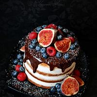 Cake with figs and berries