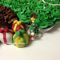Christmas Tree Pull-Apart Cupcake Cake