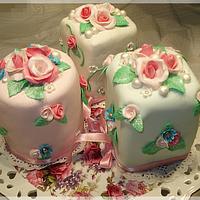 2 person mini cakes .