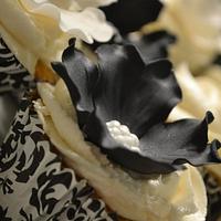 Black and white flower cupcakes 