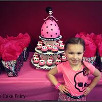 Monster High Draculaura doll cake with "skullette" cupcakes