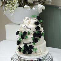 Black roses, white calla's and skulls wedding cake.
