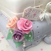 A suitcase Wedding cake