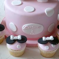 Minnie Mouse cake and cupcakes