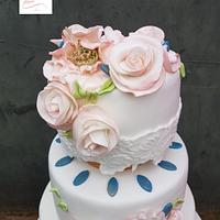 Vintage weddingcake with pink flowers and lace