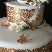 Calla lilies and buterfly wedding cake