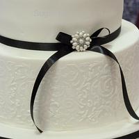 Black & white brooch and lace cake. 