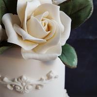 White roses weddingcake 