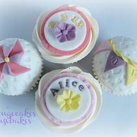 Welcome baby bunting cupcakes