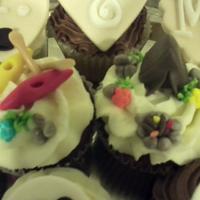 Cupcakes for an outdoorsy newlywed couple