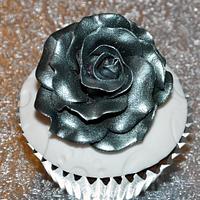 Platinum silver roses cupcakes
